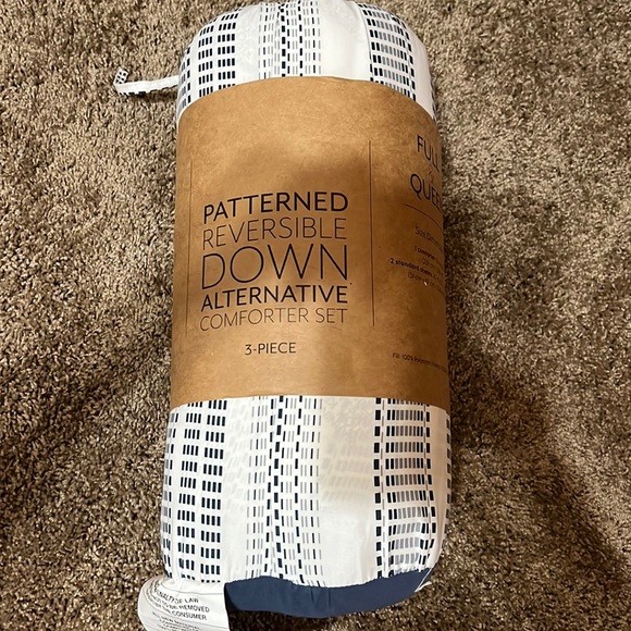 Patterned reversible down alternative comforter set. 3 piece set full/queen. - Picture 1 of 4